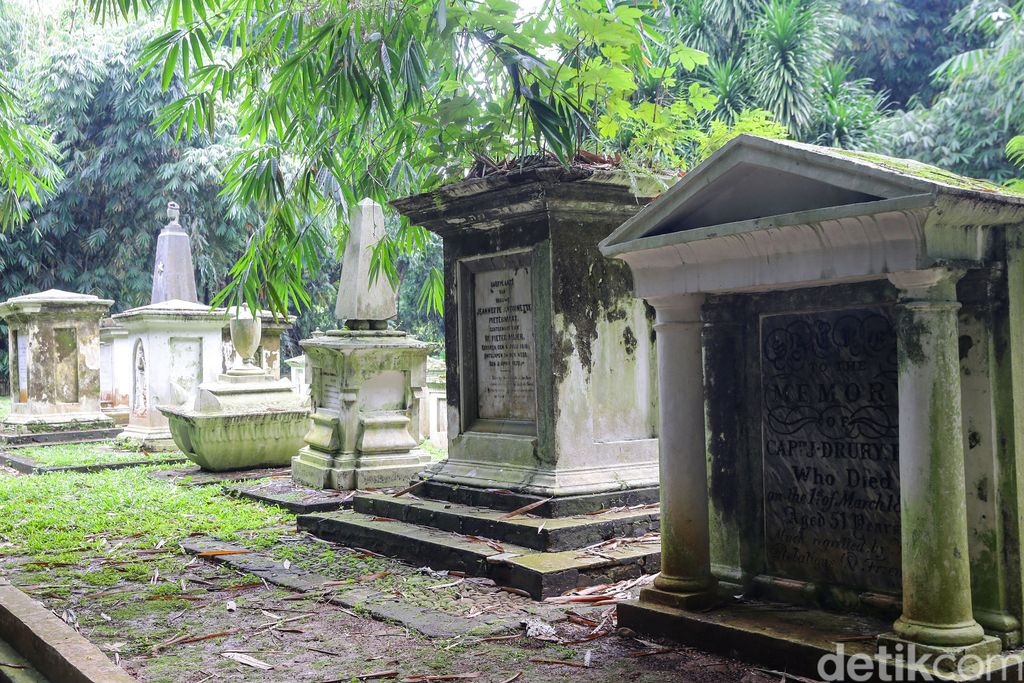 Makam Belanda di Kebun Raya Bogor