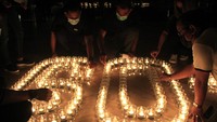Dalam kesempatan itu pengunjung hotel bersama seluruh staf hotel tersebut mendoakan agar di Earth Hour 2021 pandemi COVID-19 segera berakhir sekaligus mengajak masyarakat untuk menghemat pemakaian listrik. ANTARA FOTO/Kornelis Kaha.