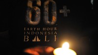 Sejumlah warga di Bali juga turut mematikan lampu dan menyalakan lilin dalam rangka memperingati Earth Hour 2021 di kawasan Denpasar, Sabtu (27/3) malam. ANTARA FOTO/Fikri Yusuf.  