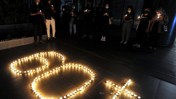 Sejumlah warga di  berbagai daerah Indonesia mematikan lampu dan menyalakan lilin pada Sabtu (27/3) malam. Aksi itu dilakukan untuk memperingati Earth Hour 2021