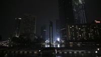 Earth Hour merupakan sebuah gerakan yang dikampanyekan oleh World Wide Fund for Nature (WWF) berupa pemadaman lampu yang tidak diperlukan di rumah atau perkantoran selama satu jam penuh untuk meningkatkan kesadaran akan perlunya tindakan serius menghadapi perubahan iklim. ANTARA FOTO/Dhemas Reviyanto