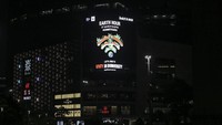Layar yang menampilkan kampanye pelaksanaan Earth Hour di kawasan Bundaran HI, Jakarta, Sabtu (27/3/2021). ANTARA FOTO/Dhemas Reviyanto.