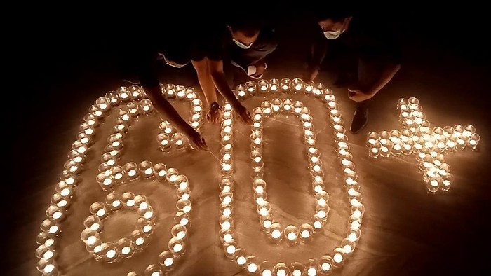 Melihat Peringatan Earth Hour 2021 di Berbagai Daerah Indonesia Sejumlah warga di berbagai daerah Indonesia mematikan lampu dan menyalakan lilin pada Sabtu (27/3) malam. Aksi itu dilakukan untuk memperingati Earth Hour 2021