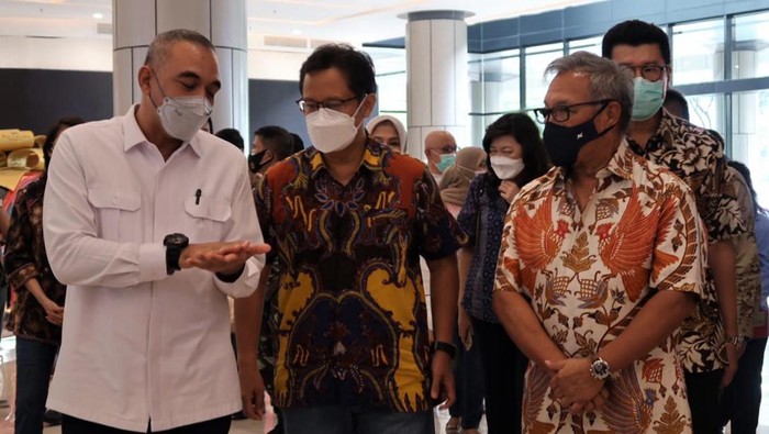 Menkes Budi Gunadi Sadikin meninjau pelaksanaan vaksinasi untuk warga lansia. Vaksinasi digelar di Mal Tangerang.