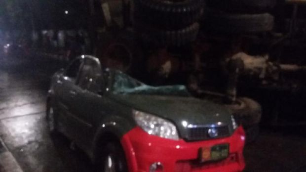 Mobil Dinas TNI tertimpa truk di bawah flyover Slipi, Sabtu (27/3/2021). Dok didatap dari Kasatlantas Wilayah Jakarta Pusat.