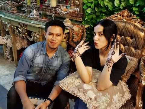Muhammad Ariefa akbar usai melukis henna tangan Tasya Farasya.