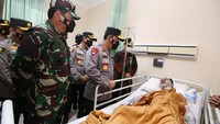 Panglima TNI dan Kapolri menjenguk salah satu korban ledakan bom bunuh diri Makassar.