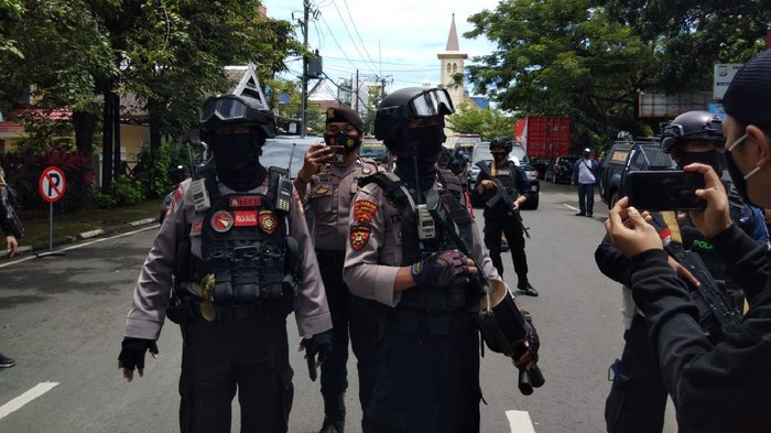 Pengamanan lokasi ledakan bom di Gereja Katedral Makassar, Sulsel