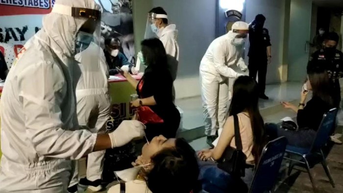 Pengunjung kafe yang terciduk asyik nongkrong melebihi batas operasional PPKM mikro di Semarang dites antigen di Mapolrestabes Semarang, Sabtu (27/3/2021) malam. Foto dok istimewa dari polisi