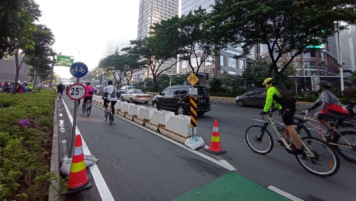 Pesepeda road bike di kawasan Sudirman, Minggu (28/3). (Foto: Wilda/detikcom)