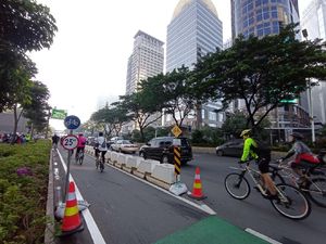Kata Pesepeda Road Bike di Sudirman soal Wacana Dispensasi Keluar Jalur
