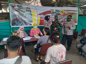 Batalyon Vaksinator NTB Berikan Vaksin ke Pedagang Pasar Roek