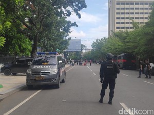 Polisi Kumpulkan Potongan Tubuh Pelaku Bom Bunuh Diri Makassar dari Lokasi