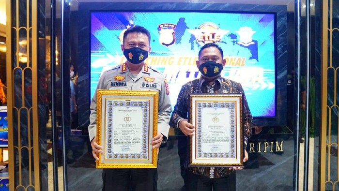 Polres Metro Bekasi menerima peghargaan atas terobosan tilang elektronik di Kabupaten Bekasi. Foto dikirim Kombes Hendra Gunawan