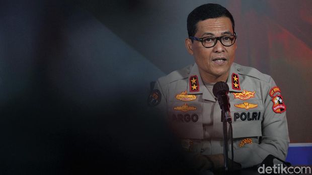 Kadiv Humas Polri Irjen Argo Yuwono menyampaikan pelaku bom bunuh diri di depan Gereja Katedral Makassar ada 2 orang. Para pelaku sempat dicegah memasuki Gereja