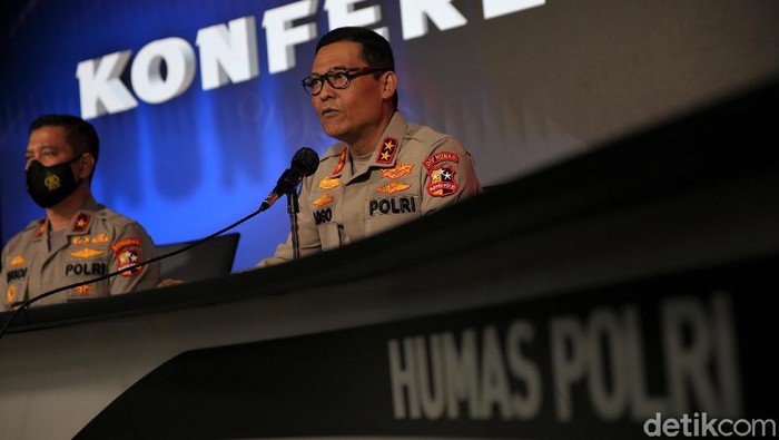 Kadiv Humas Polri Irjen Argo Yuwono menyampaikan pelaku bom bunuh diri di depan Gereja Katedral Makassar ada 2 orang. Para pelaku sempat dicegah memasuki Gereja