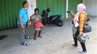 Selama berkeliling mencari ODGJ, kedua pasutri ini kerap meminta izin kepada warga sekitar untuk menumpang memandikan ODGJ yang mereka temukan. Mereka juga membawa perlengkapan mandi seperti sabun, sampo, hingga alat cukur untuk membersihkan ODGJ yang mereka temui. Kedua pasutri ini pun memiliki visi untuk bisa berkeliling Indonesia demi mencari ODGJ yang terlantar. Mereka berharap lewat akun YouTube Sinau Hurip itu para ODGJ itu dikenali anggota keluarganya.