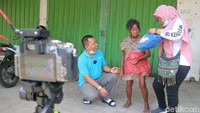 Pasangan Sukaryo Adi Putra dan istrinya Heni Mustikaningati merupakan warga Desa Singocandi, Kecamatan Kota, Kudus. Berbekal pendidikan psikologi, keduanya menyusuri jalanan di Kudus, Jepara, hingga Rembang dengan berboncengan sepeda motor untuk mencari ODGJ. 