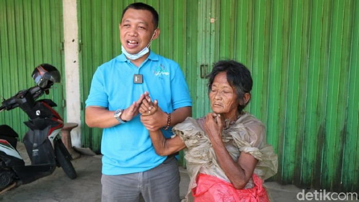 Pasutri di Kudus dedikasikan diri bantu ODGJ yang terlantar di jalan. Pasutri ini pun turut sebarkan video soal ODGJ agar dapat ditemukan pihak keluarganya.