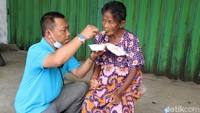 Adi dan Heni berusaha menggali identitas perempuang plastik itu. Mereka juga menyampaikan niatnya untuk melepas pakaian plastik yang dikenakan perempuan itu dan menggantinya dengan pakaian bersih. Perempuan plastik itu lalu dimandikan oleh Heni. Setelah dimandikan baju plastik yang dikenakan ODGJ itu dibakar dan digantikan dengan pakaian bersih.