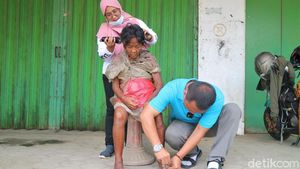 Potret Pasutri di Kudus Keliling Kota Bantu ODGJ Terlantar