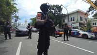 Saat ledakan terjadi, sejumlah jemaat gereja tengah beribadah di lokasi.  Sejumlah korban luka akibat ledakan tersebut telah dievakuasi dan dilarikan ke rumah sakit. ANTARA FOTO/Abriawan Abhe.