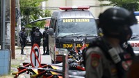 Pastor Gereja Katedral Romo Wilhelmus Tulak memastikan ada jemaat yang terluka karena menahan pelaku bom bunuh diri. Romo menyebut sejumlah jemaat terkena pecahan kaca. Tapi puji tuhan (gereja) masih aman. Kondisi gereja aman, kata Romo Wilhelmus. ANTARA FOTO/Abriawan Abhe. 