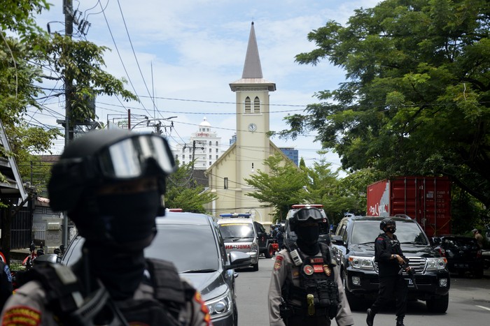 Sebuah ledakan bom bunuh diri terjadi di Gereja Katedral Makassar, Sulsel. Sejumlah petugas kepolisian pun bersiaga di area sekitar lokasi ledakan.