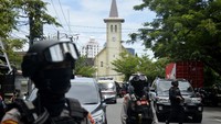 Sejumlah petugas kepolisian pun kini tampak bersiaga untuk menjaga area di sekitar lokasi ledakan di depan Gereja Katedral Makassar, Sulawesi Selatan.  ANTARA FOTO/Abriawan Abhe.