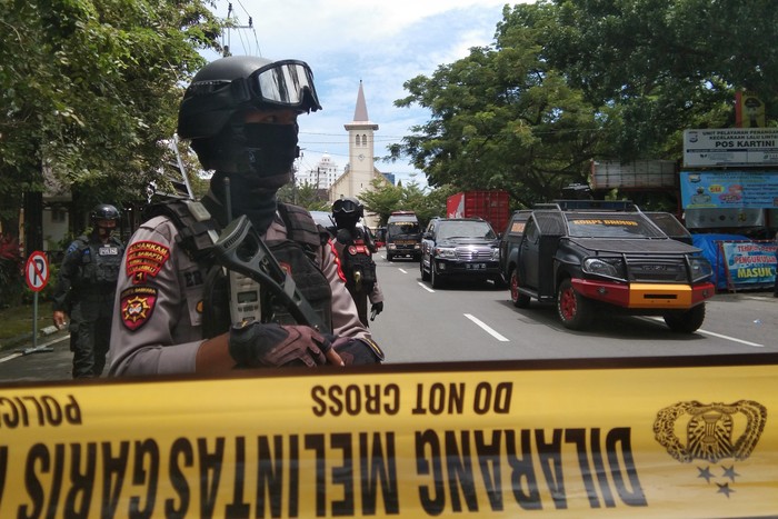 Sebuah ledakan bom bunuh diri terjadi di Gereja Katedral Makassar, Sulsel. Sejumlah petugas kepolisian pun bersiaga di area sekitar lokasi ledakan.