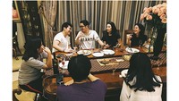 Dalam keluarga, Pria Bukit tak hanya dekat dengan sang Ibu. Ia juga sangat dekat dengan Bams Samsons dan ayah sambungnya Hotma Sitompul dengan Ditho Sitompul. Foto: Instagram @priabukit