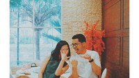 Pria Bukit dan istrinya sering menghabiskan waktu untuk makan bersama. Meski hanya di rumah aja, tetapi tak mengurangi keromantisannya. Foto: Instagram @priabukit