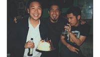 Pria Bukit merupakan putra Desiree Tarigan bersama Johan Begin Bukit sebelum menikah bersama Hotma Sitompul. Ternyata Pria Bukit sangat dekat dengan sang ibu. Foto: Instagram @priabukit