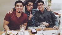 Bahkan mereka sering menghabiskan waktu bersama untuk kulineran. Seperti yang terlihat dalam momen ini, mereka tampak kompak berpose. Foto: Instagram @priabukit
