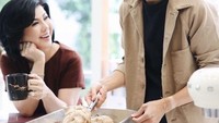 Kedekatannya dengan sang ibu sampai mengantarkan mereka berdua berkolaborasi membuat produk gelato. Itu berawal dari Desiree Tarigan yang sangat menyukai gelato. Foto: Instagram @priabukit