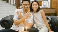 Ini menjadi bukti Pria Bukit menjadi suami yang baik. Ia memberikan kejutan ulang tahun untuk istrinya dengan kue ulang tahun. Foto: Instagram @priabukit