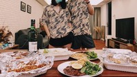 Nah, kalau yang satu ini adalah momen Pria Bukit saat makan daging dan kentang menjadi menu spesial saat makan malam bersama istri.   Foto: Instagram @priabukit