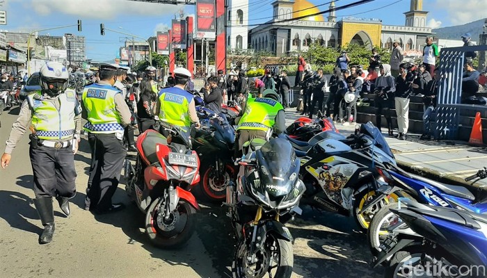 Puluhan motor berknalpot bising terjaring razia polisi di kawasan Lembang, Jawa Barat. Tak sedikit pengendara motor yang mencoba menghindari razia tersebut.
