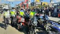 Kendaraan roda dua yang mayoritas datang dari arah Bandung menuju Lembang itu diduga akan melakukan sunday morning ride (sunmori) dan kopi darat (kopdar) di kawasan Lembang hingga Subang.