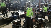 Kasatlantas Polres Cimahi AKP Sudirianto mengatakan pihaknya menggiring motor-motor tersebut sejak dari perbatasan Bandung-Lembang ke kawasan Alun-alun Lembang.