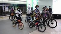 Sementara sepeda tandem tidak diperbolehkan masuk.  