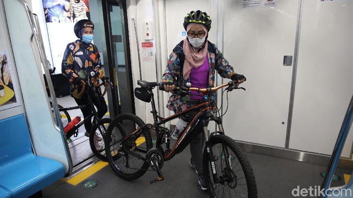 Sepeda nonlipat diizinkan naik kereta MRT sejak 24 Maret lalu. Meski begitu, ada sejumlah syarat yang harus diperhatikan para pesepeda. Apa saja syaratnya?