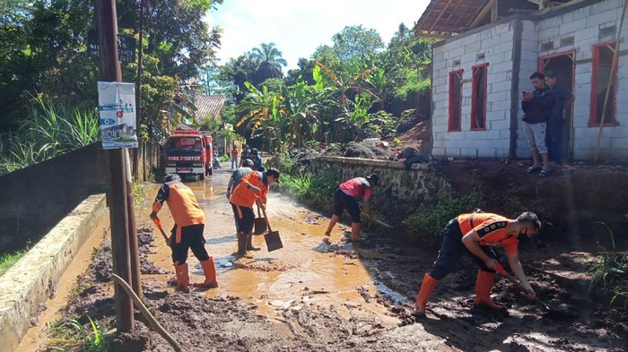 sukabumi dikepung banjir dan longsor, bpbd terjunkan tim pembersih