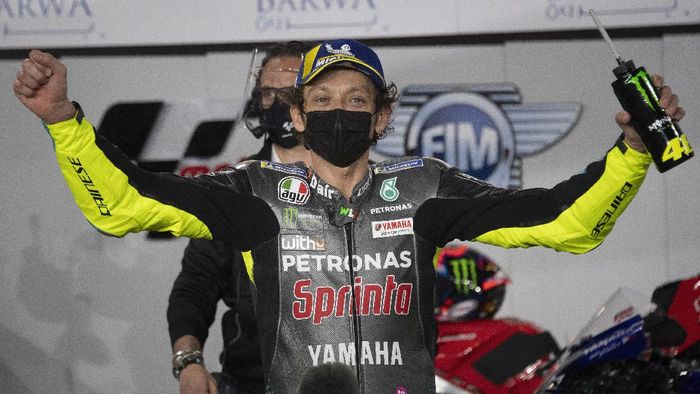Valentino Rossi MotoGP DOHA, QATAR - MARCH 27: Valentino Rossi of Italy and Petronas Yamaha SRT celebrates the Indipendent team Pole position at the end of the qualifying practice during the MotoGP of Qatar - Qualifying at Losail Circuit on March 27, 2021 in Doha, Qatar. (Photo by Mirco Lazzari gp/Getty Images)