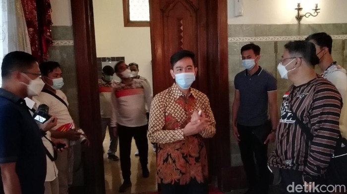 Wali Kota Solo Gibran Rakabuming Raka mengajak rombongan Sekjen Gerindra Ahmad Muzani menengok kamar peninggalan Bung Karno di Loji Gandrung, Solo, Minggu (28/3/2021)