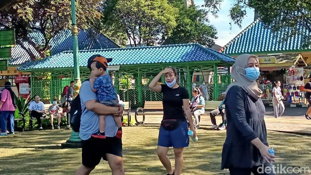 Warga ramai kunjungi Ragunan (Karin Nur/detikcom)