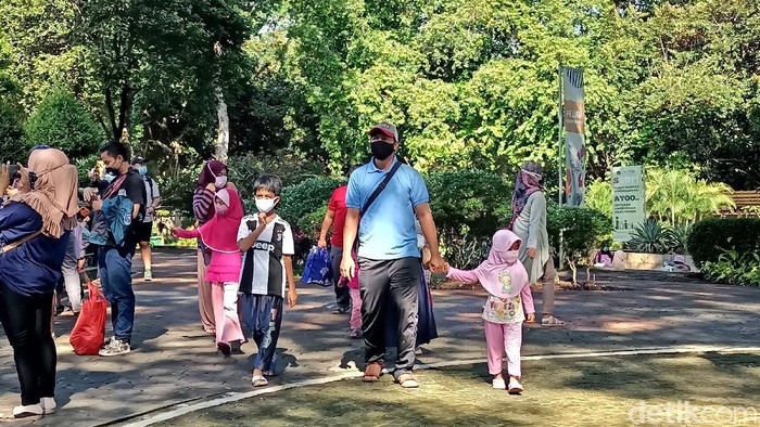 Warga ramai kunjungi Ragunan (Karin Nur/detikcom)