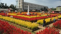 Sejumlah warga berkunjung ke Taman Bunga Celosia di Palembang, Sumatera Selatan, Minggu (28/3/2021).