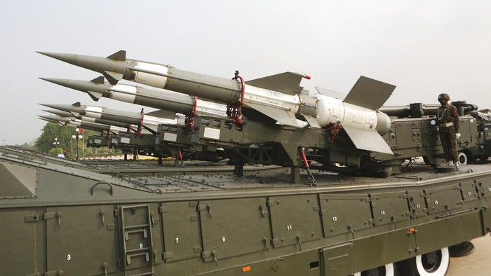 Senjata militer Myamar dipamerkan dalam parade militer (dok. AP Photo)
