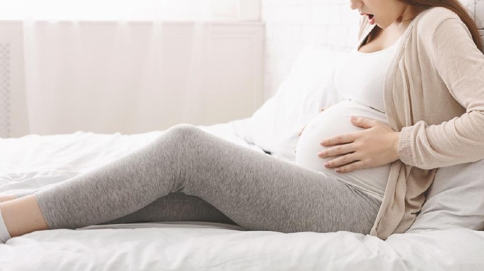 1207713786 Premature birth. Pregnant woman suffering from contractions at home, panorama, free space